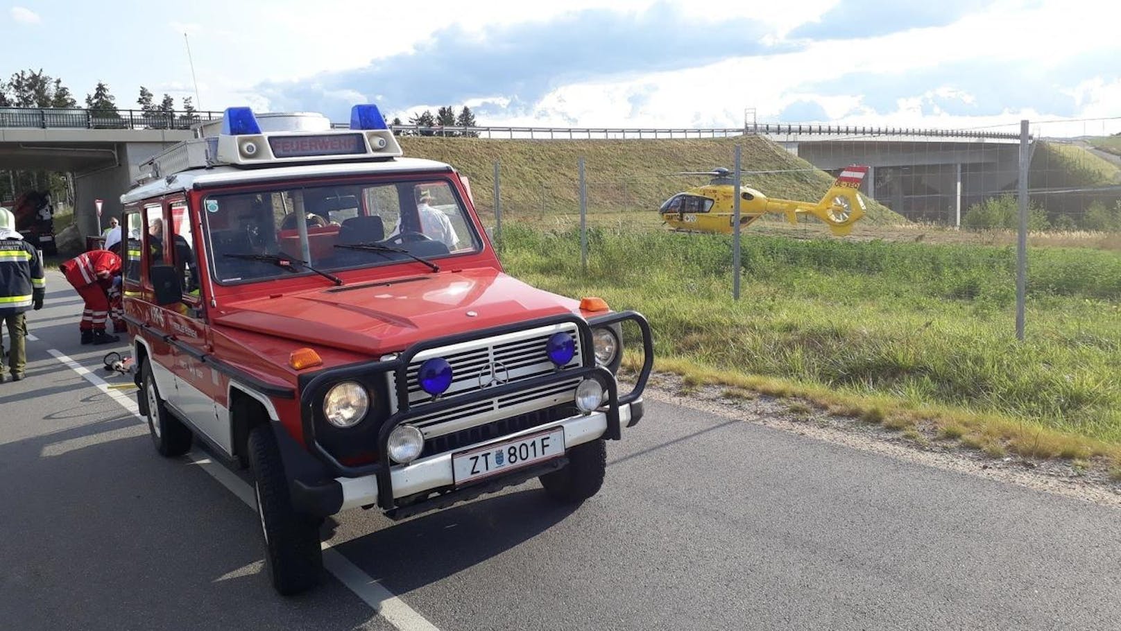 Der "Christophorus 2" landete in Zwettl. Ein 65-Jähriger musste nach einem Auffahrunfall ins Spital nach St. Pölten geflogen werden.