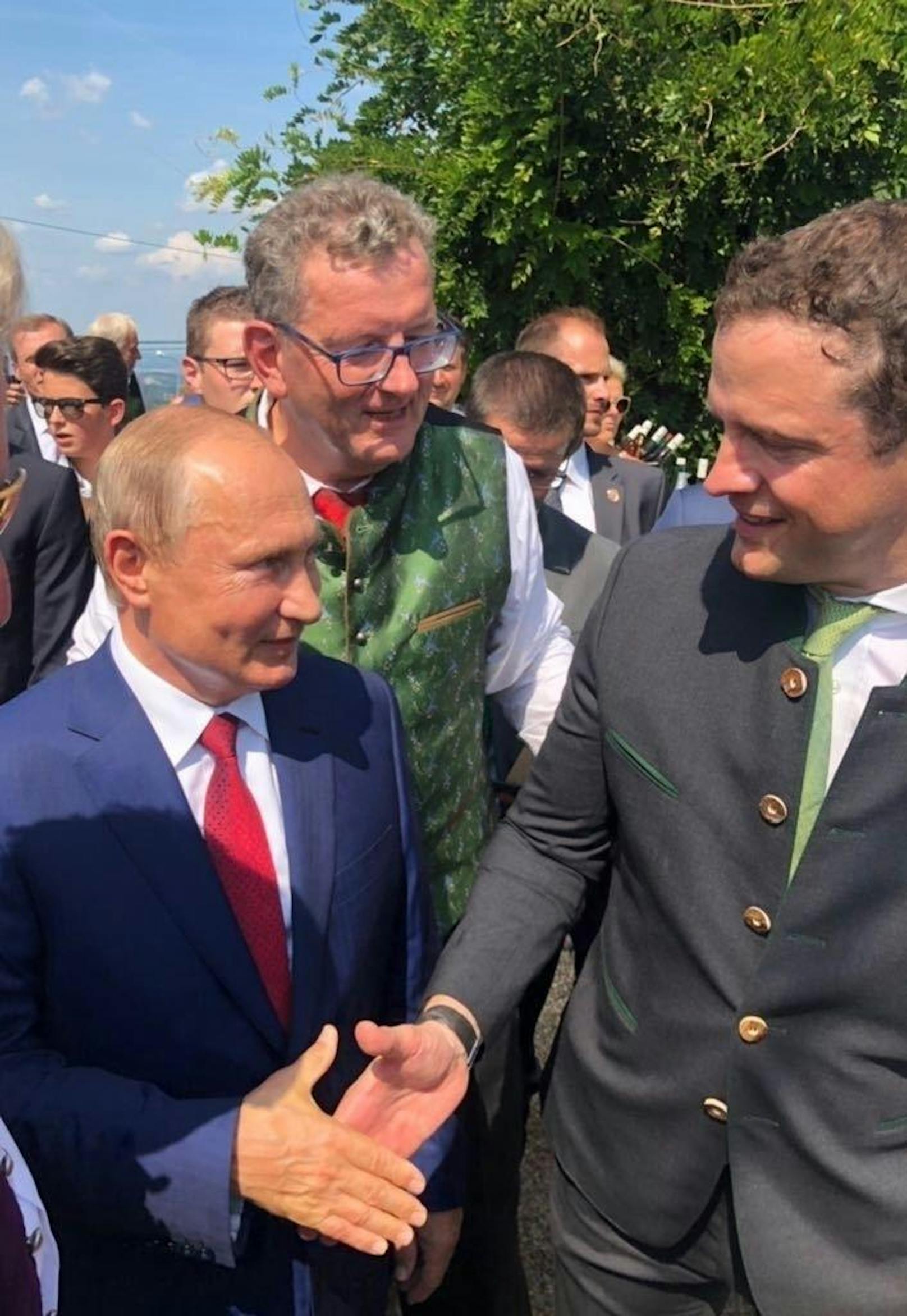 Wladimir Putin wurde auch von Johann Gudenus (FPÖ) begrüßt.