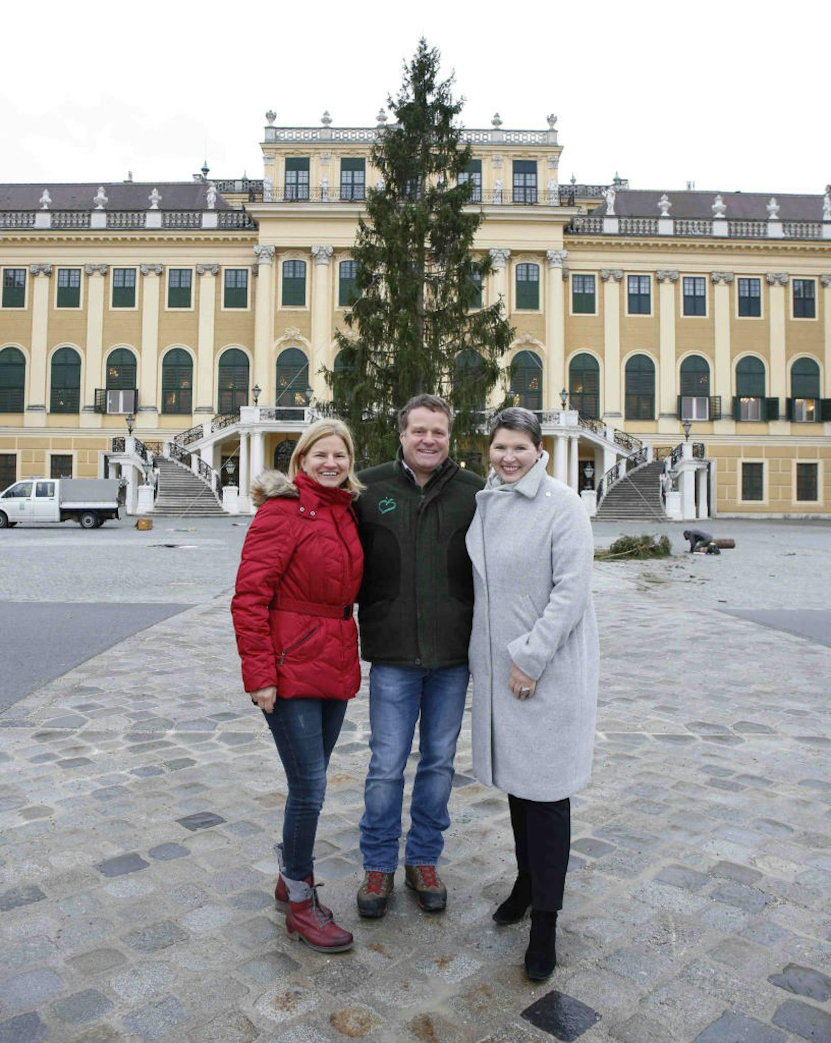 Barbara Gobl, Peter Lepkowicz und Gabriela Schmidle (v.li.) vor dem Weihnachtsbaum beim Schloß Schönbrunn