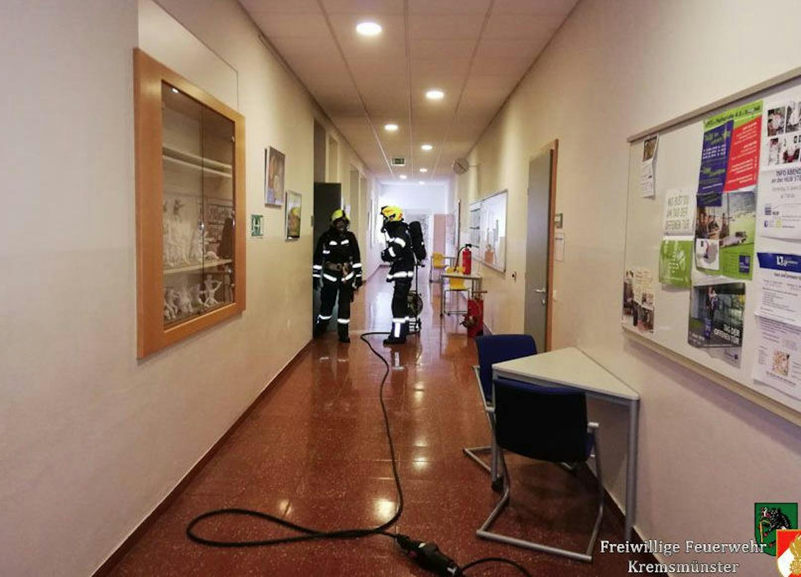 In der NMS in Kremsmünster brannte es am Donnerstag. Die Schule wurde evakuiert, die Polizei ermittelt wegen Brandstiftung. (FF Kremsmünster)