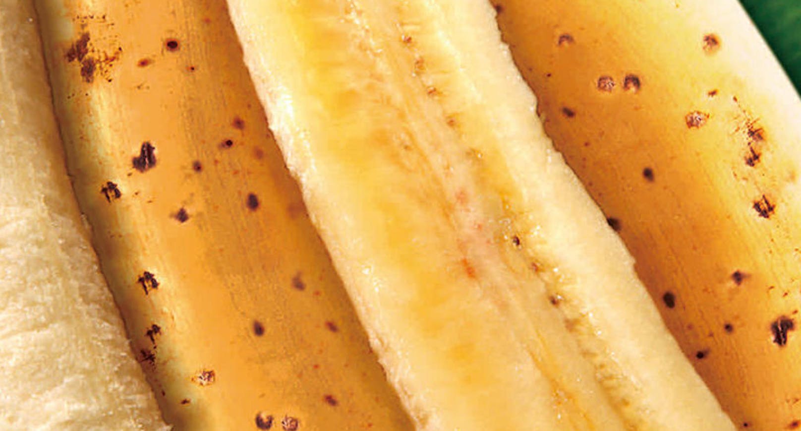 Am besten schmeckt sie, wenn sich erste Zuckerflecken auf der Schale gebildet haben, die Banane also vollreif ist.