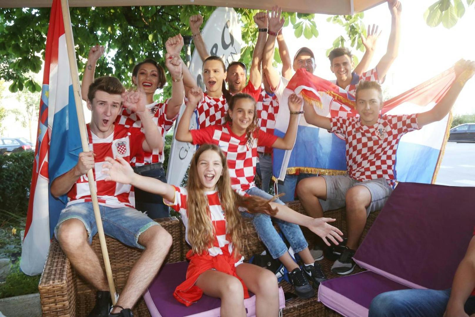 Igor Pavlovic, Jugendtrainer von Mateo Kovacic, feiert mit anderen Kroatien-Fans.