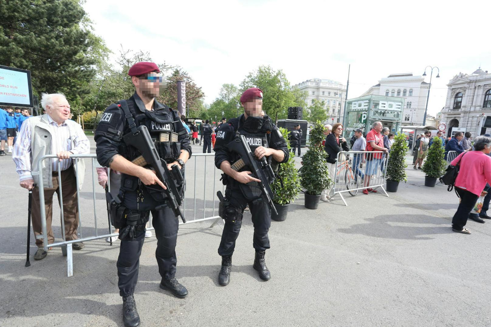 Unter den Augen von schwer bewaffneten WEGA-Beamten spazierten Tausende Anhänger der SPÖ am 1. Mai über die Ringstraße zum Rathausplatz.