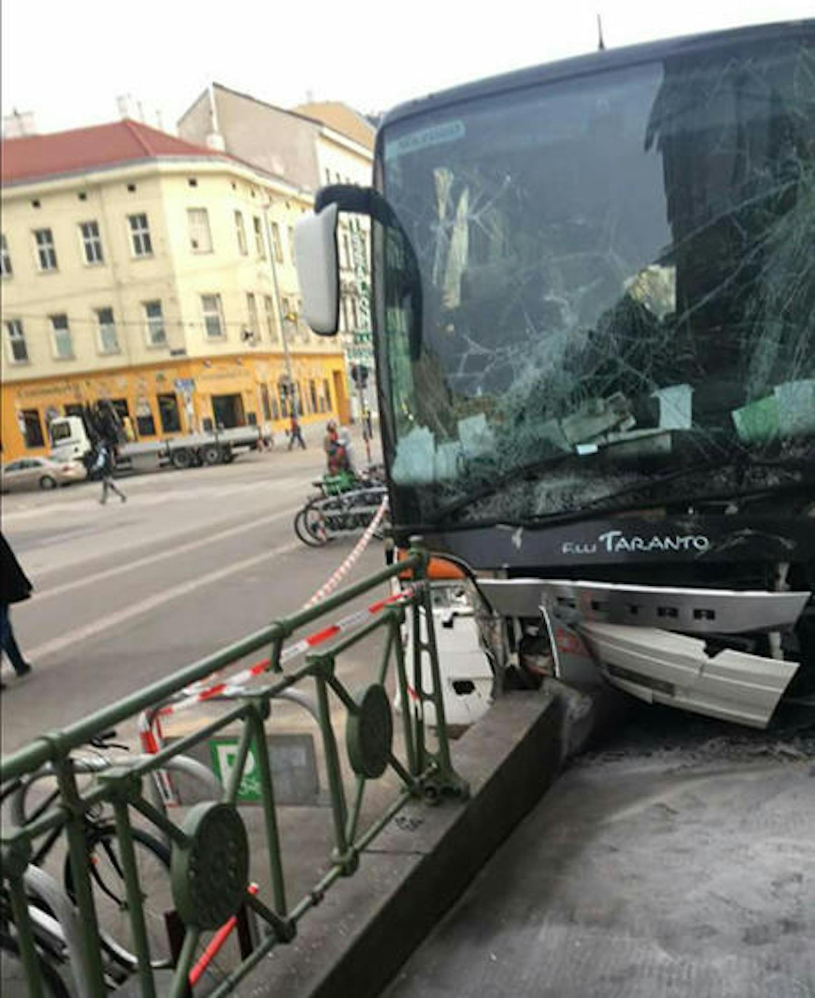 Der Bus stand am Donnerstagmorgen noch an der Unfallstelle.  