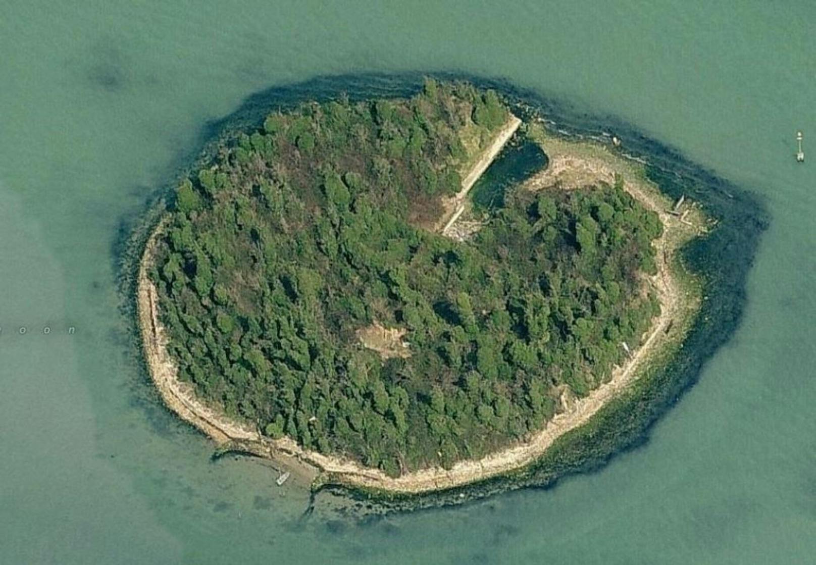 <b>L'Isola di San Secondo</b>
Sie träumen von einer eigenen Insel? Dann nichts wie ran: In der Lagune vor Venedig liegt diese Insel. Bis Mitte des 16. Jahrhunderts war es eine Klosterinsel, später wurde vom einem kleinen Fort aus Venedig verteidigt. Die Insel hat 12'921 Quadratmeter, die alle Ihnen gehören würden.