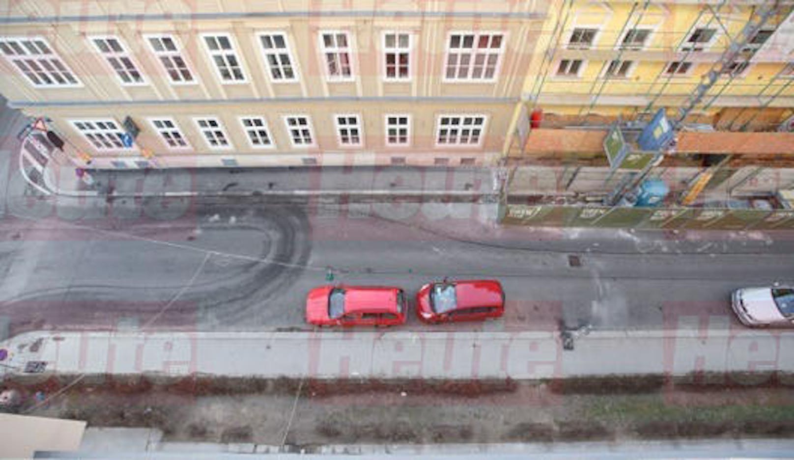 Unterhalb der Wohnung, in der Oberen Augartenstraße in Wien-Leopoldstadt, wurde eine männliche Leiche auf dem Gehsteig gefunden.