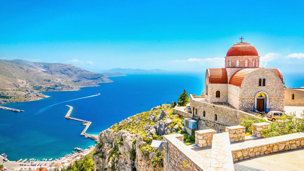 Auch im Griechenland-Urlaub fallen Extra-Kosten an (im Bild: Kloster Agios Savvas auf Kalymnos)
