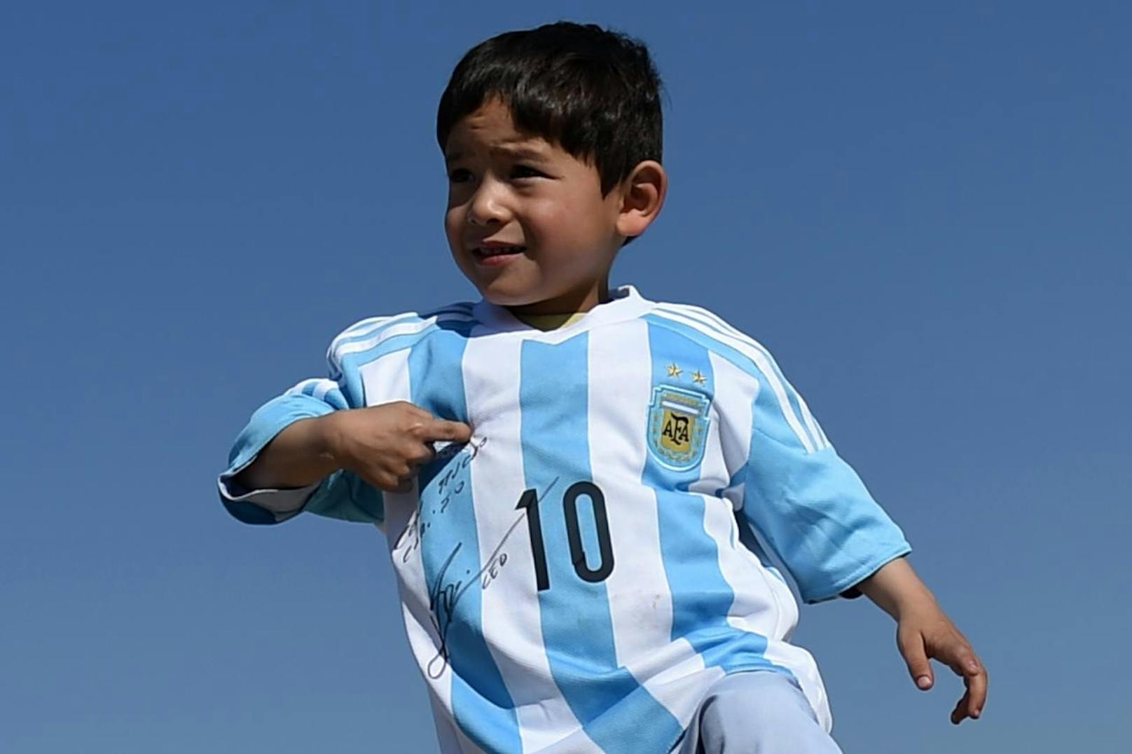 Murtaza in einem Messi-Trikot der argentinischen Nationalmannschaft