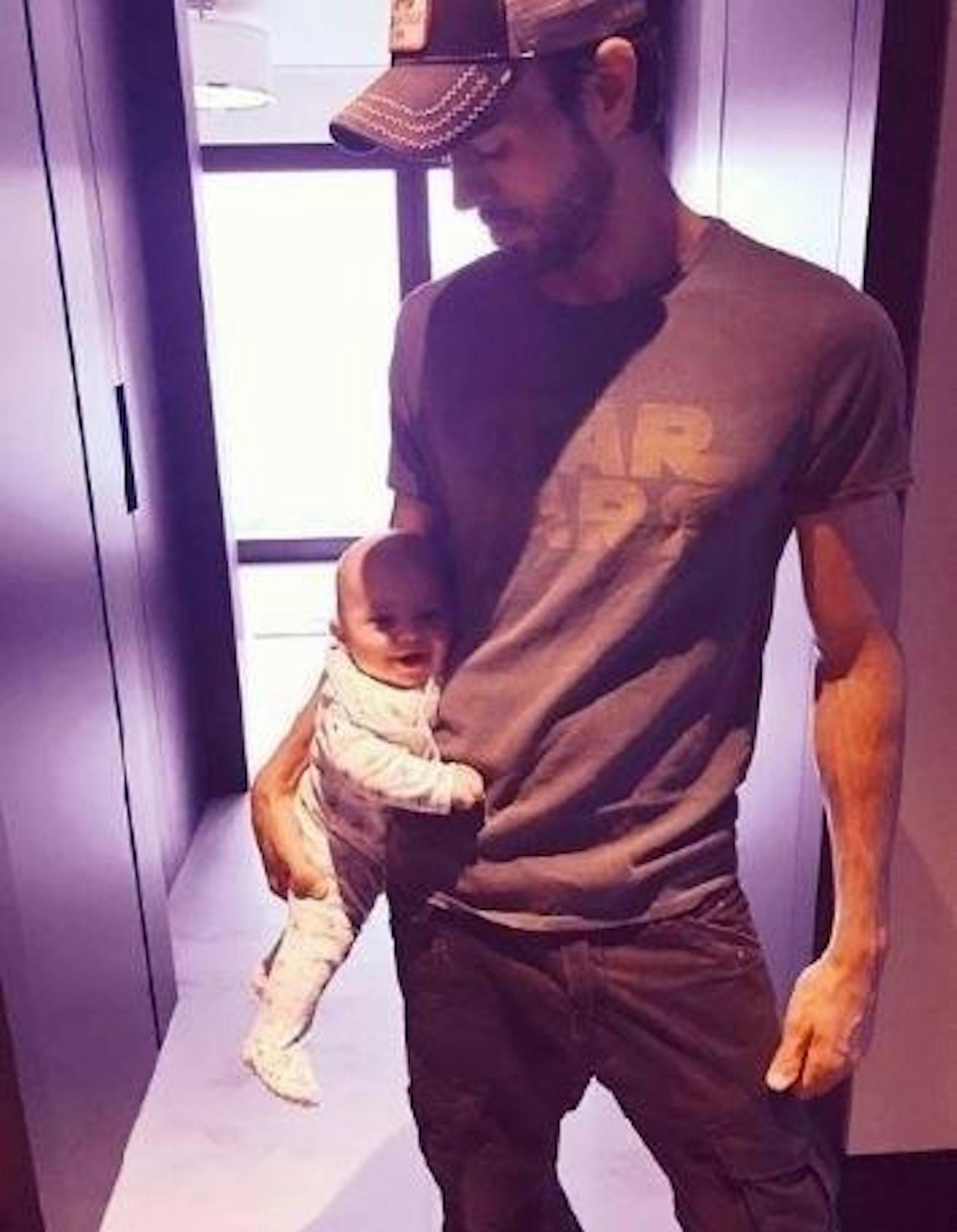 02.05.2018: Als Enrique Iglesias dieses Foto postete, erntete er jede Menge Kritik: "Ein Baby hält man so nicht", schrieb etwa ein Fan.