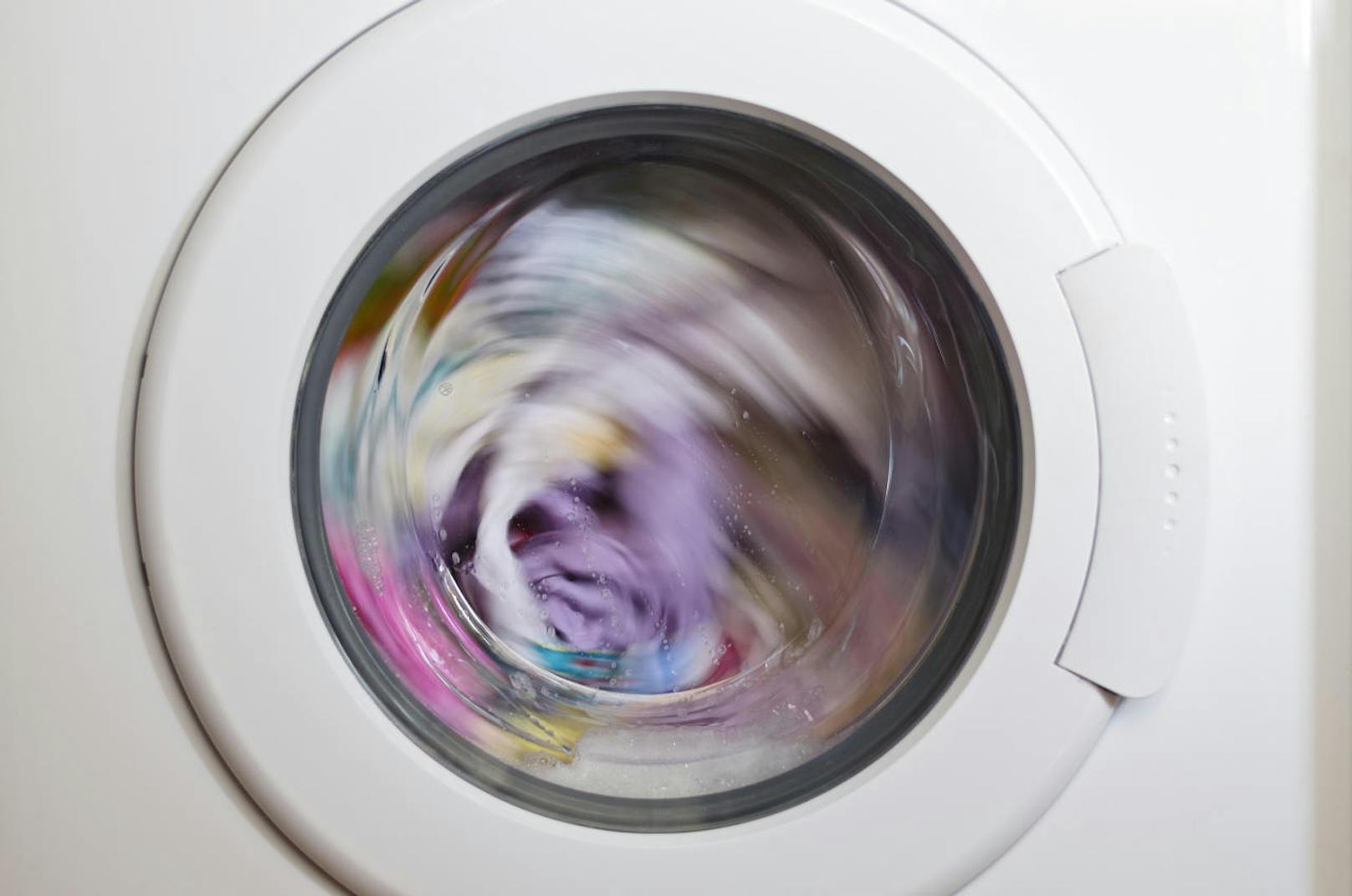 Sie waschen, die Maschine meldet eine einzige Minute Restzeit - und die dauert gefühlt ewig. Aber ist das nur ein Gefühl oder dauert die letzte Waschmaschinen-Minute wirklich länger? Wir haben bei Maschinenherstellern nachgefragt.
