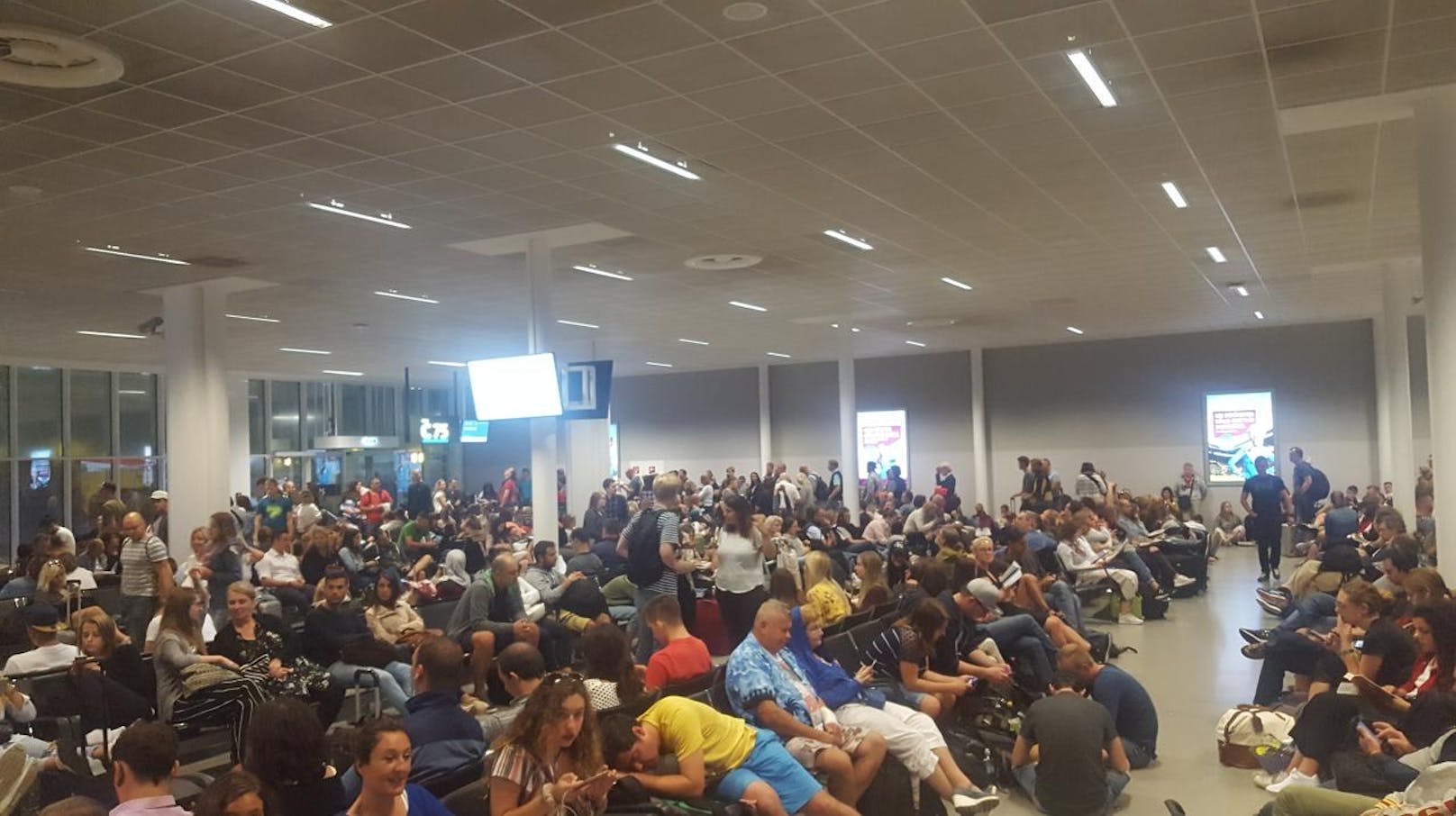Täglich werden über hundertausend Gäste am Wiener Flughafen abgefertigt. In den frühen Morgenstunden mussten sich aber hunderte davon in Geduld üben.