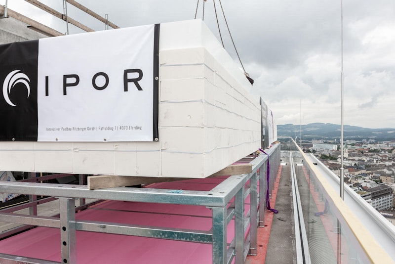 Über den Dächern von Linz entsteht dieser Pool.