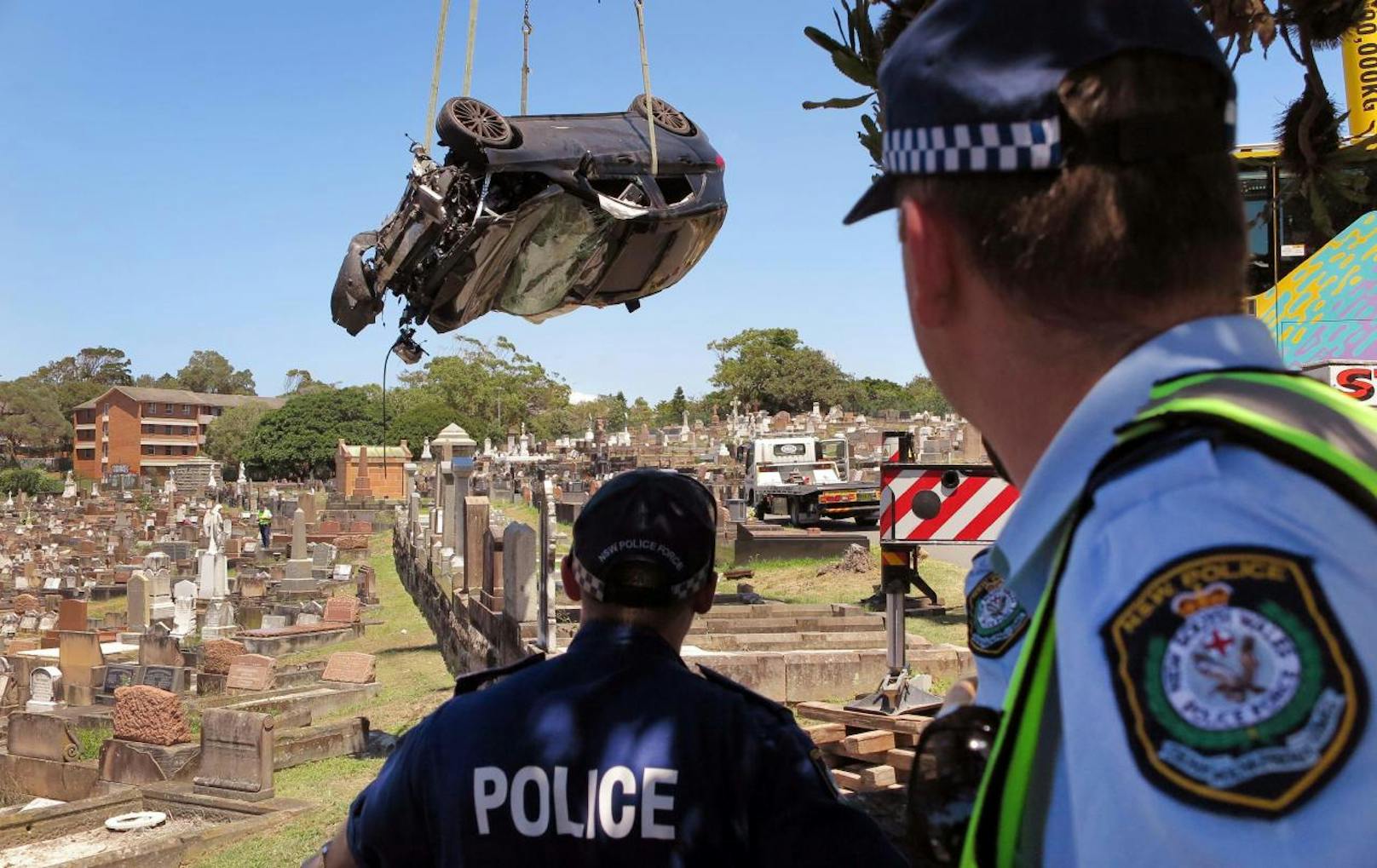 Der Mann landete mit seinem Luxus-SUV auf einem Friedhof