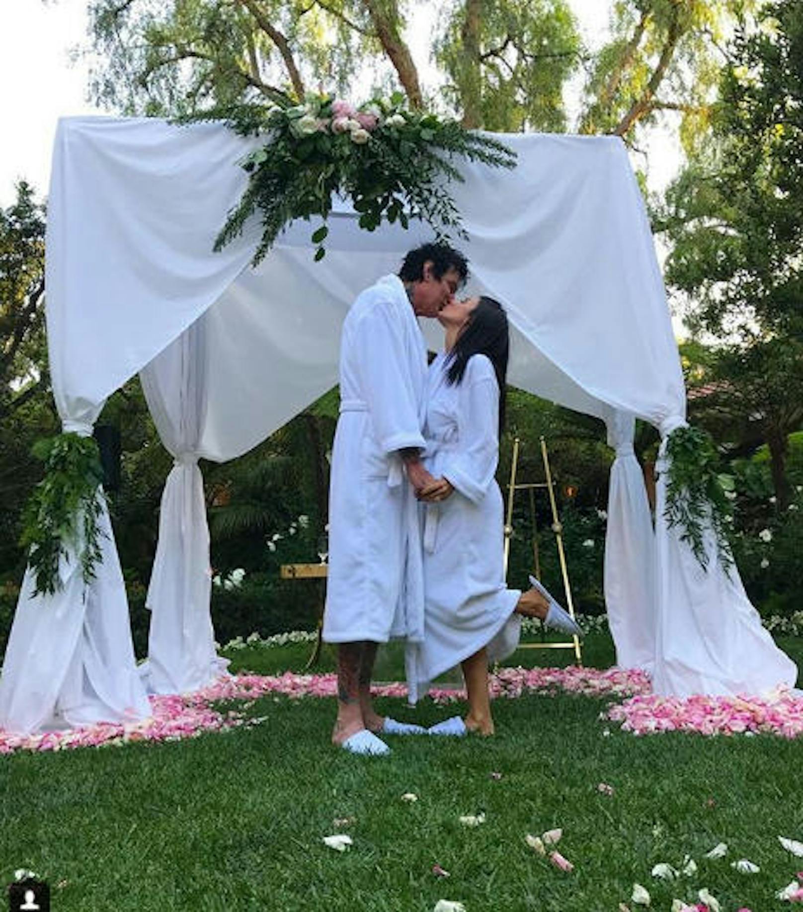 27.05.2018: Tommy Lee und seine Verlobte Brittany Furlan halten die Welt zum Narren: Mit diesem Fotos auf Instagram machen sie jeden glauben, dass sie im Bademantel geheiratet hätten. Die "Braut" klärt später auf: Alles Fake!