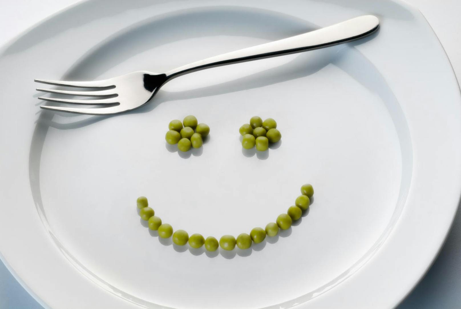 Plate with peas forming a smiley.