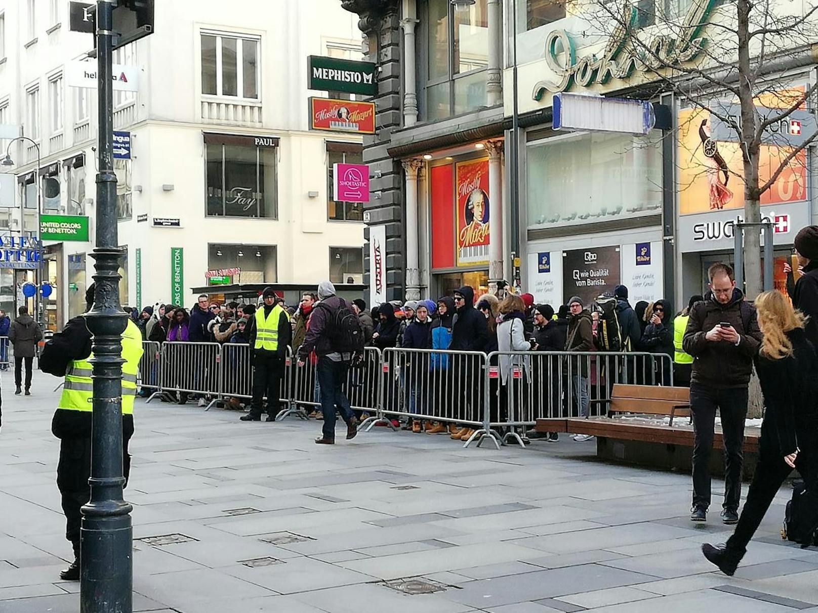 Rund 500 Apple-Jünger warteten am Samstag in eisiger Kälte auf die Eröffnung des neuen Apple-Stores auf der Kärntner Straße in Wien. 