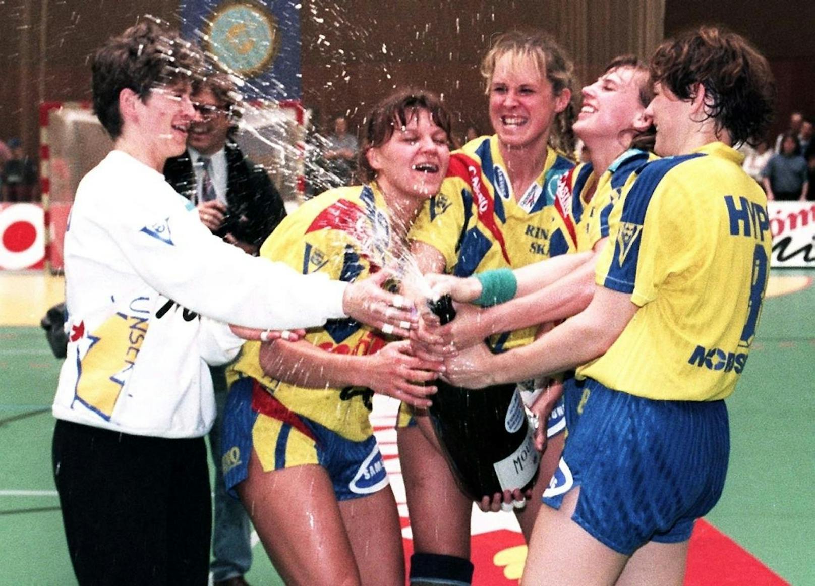 <b>Handball:</b> Hypo Niederösterreich sorgte von 1993 bis 2015 für eine Erfolgsgeschichte aus Österreich. Die Handball-Damen blieben in der heimischen Meisterschaft 384 Partien ungeschlagen.