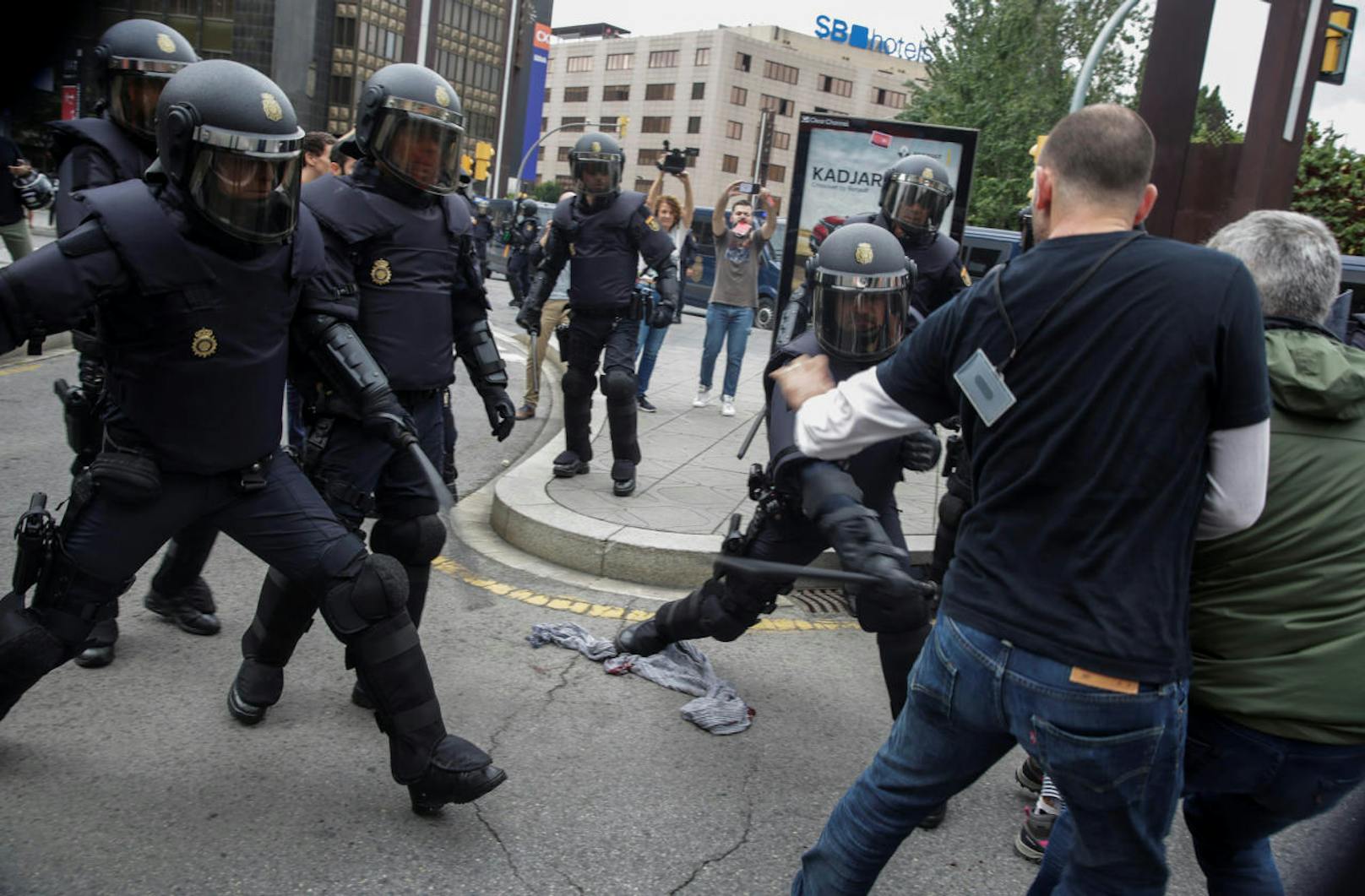 Die spanische Polizei wollte die Katalanen von der Stimmabgabe beim Referendum fernhalten, auch mit Gewalt. Bilder von blutüberströmten Verletzten zeigen die Polizeibrutalität.
