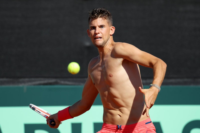 Dominic Thiem bereitet sich mit nacktem Oberkörper auf den Davis-Cup-Hit gegen Australien vor.