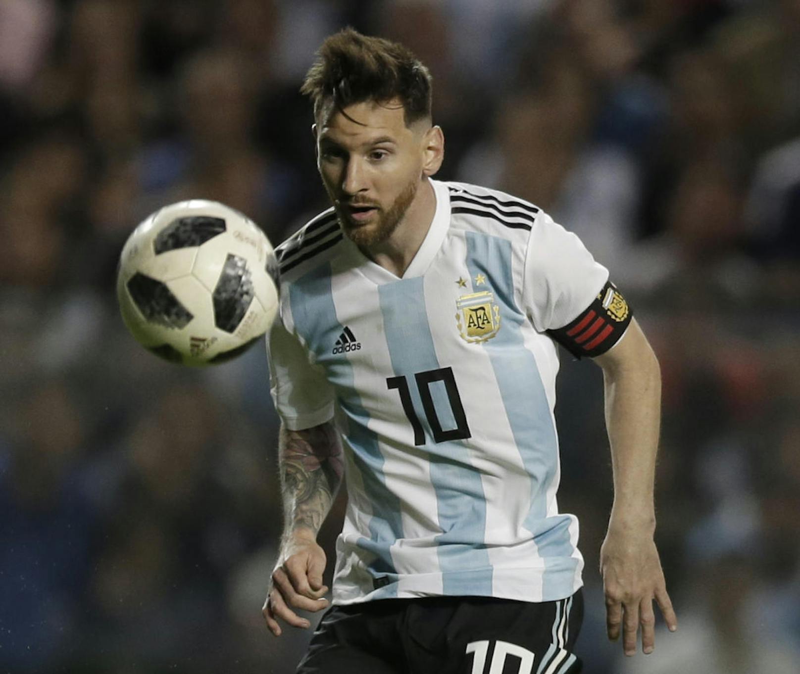 Lionel Messi - Argentinien: Der Superstar wartet noch auf den letzten großen Titel, peilt den Gewinn der Weltmeisterschaft mit den "Albiceleste" an. Aber: Die letzten drei Finalspiele verlor "La Pulga" mit der argentinischen Nationalmannschaft. 2014 das WM-Finale gegen Deutschland, 2015 und 2016 das Endspiel der Copa America gegen den Erzrivalen Chile.