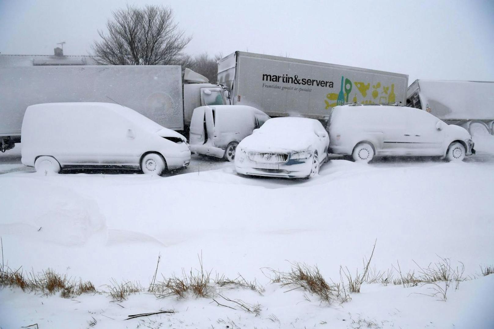 In Sjobo im Süden Schwedens blieben mehrere Lkw und Pkw auf einer Straße liegen und wurden komplett von Schnee zugedeckt