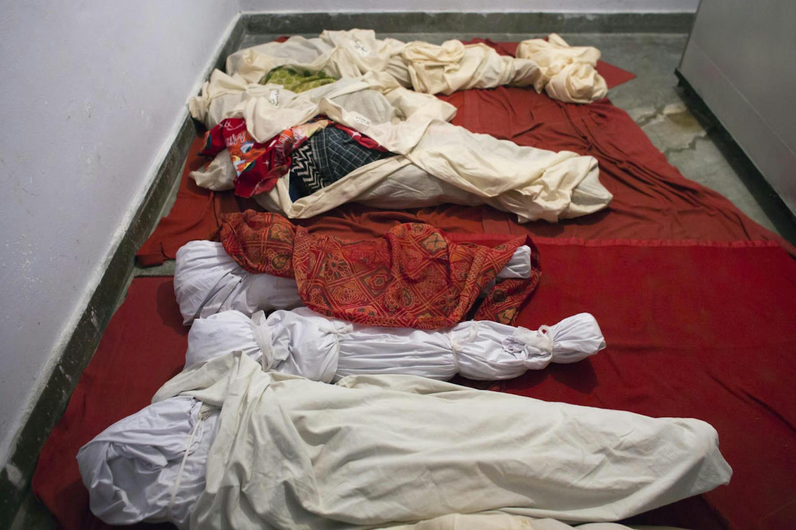 Die Toten wurden auf dem Betonboden der Nurpur-Leichenhalle gelegt.