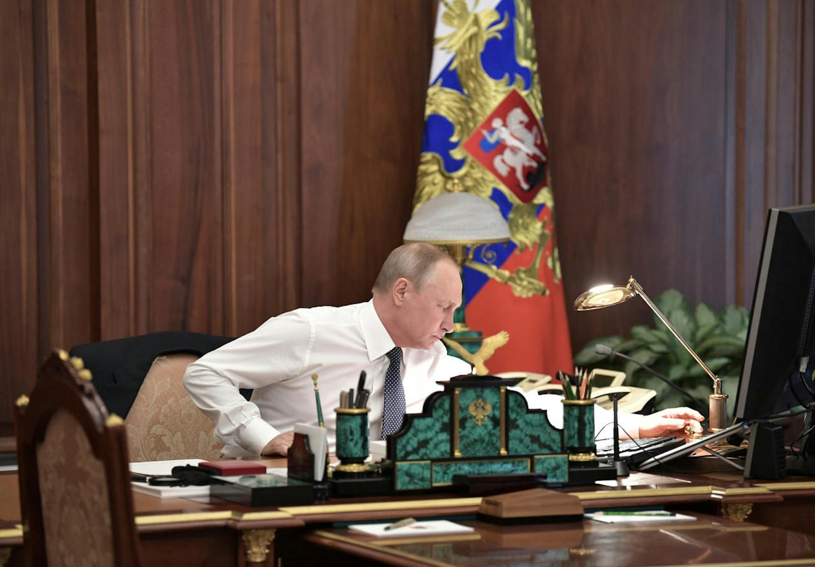 Vor der Vereidigung ist nach der Vereidigung: Putin auf seinem Schreibtisch kurz vor der großen Zeremonie am Montag (7. Mai 2018).
