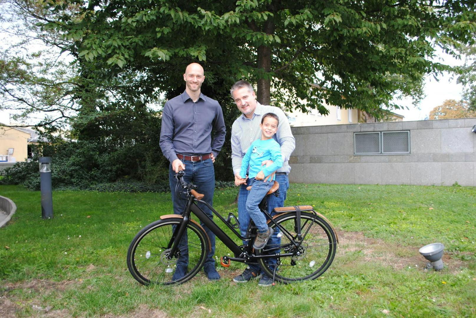Gewinner der Geero E-Bike-Verlosung Bernhard (Mitte) mit seinem Sohn und Christoph Schreiner von Niceshops, die das E-Bike zur Verfügung gestellt haben.