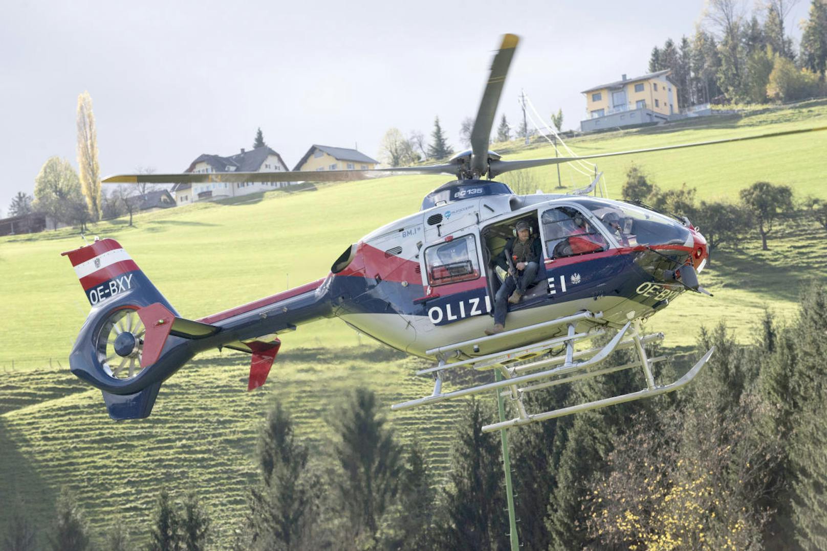 Polizei-Hubschrauber sucht den mutmaßlichen Doppelmörder von Stiwoll
