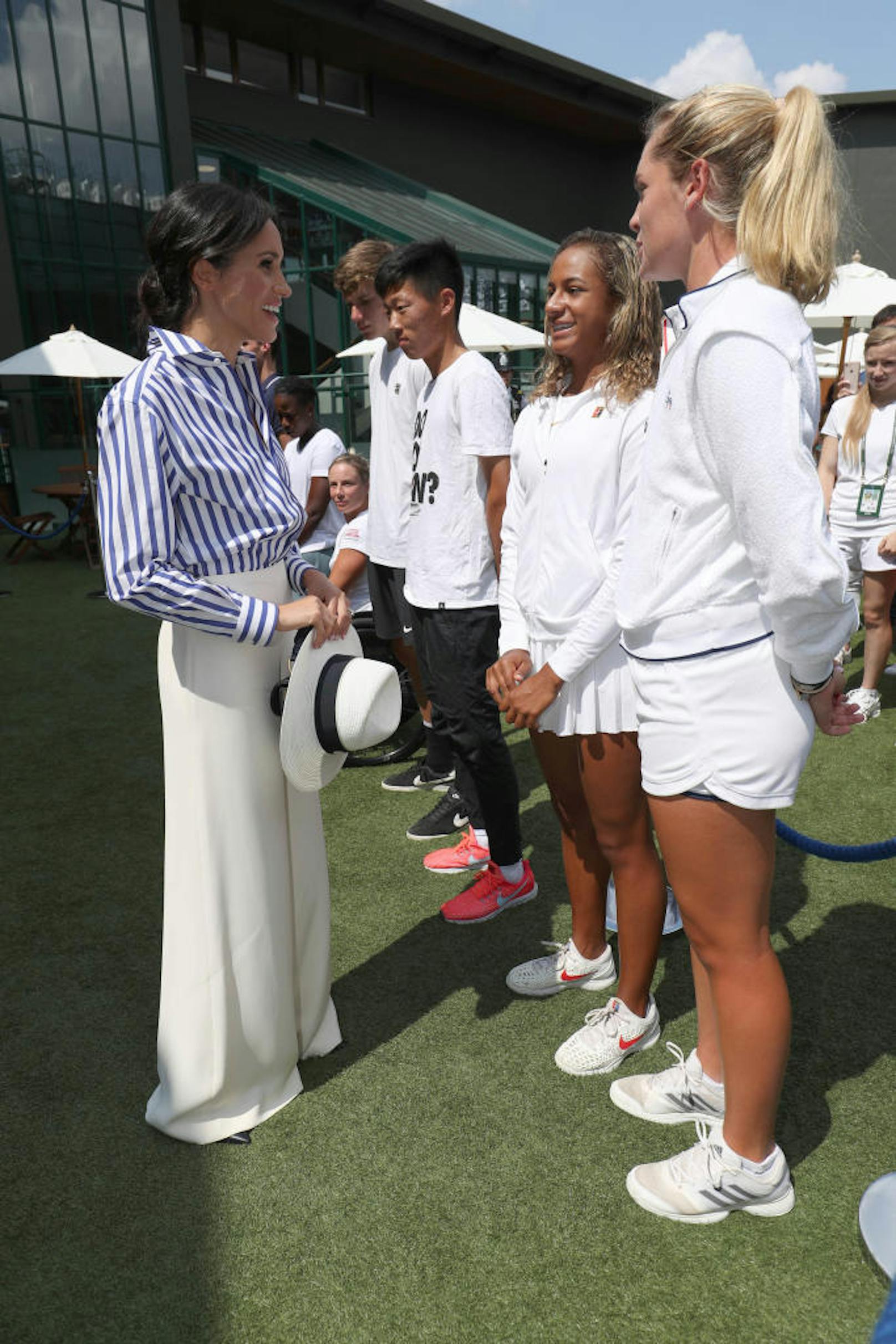 Um ihre Freundin, die Tennis-Spielerin Serena Williams, im Wimbledon-Finale der Frauen zu unterstützen, wählte sie eine weiß-blau gestreifte Ralph Lauren-Bluse, gepaart mit weißen Hosen.