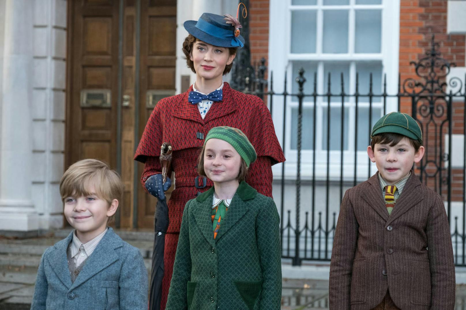 Mary Poppins (Emily Blunt) mit den Kindern Georgie (Joel Dawson), Annabel (Pixie Davies) und John (Nathanael Saleh)