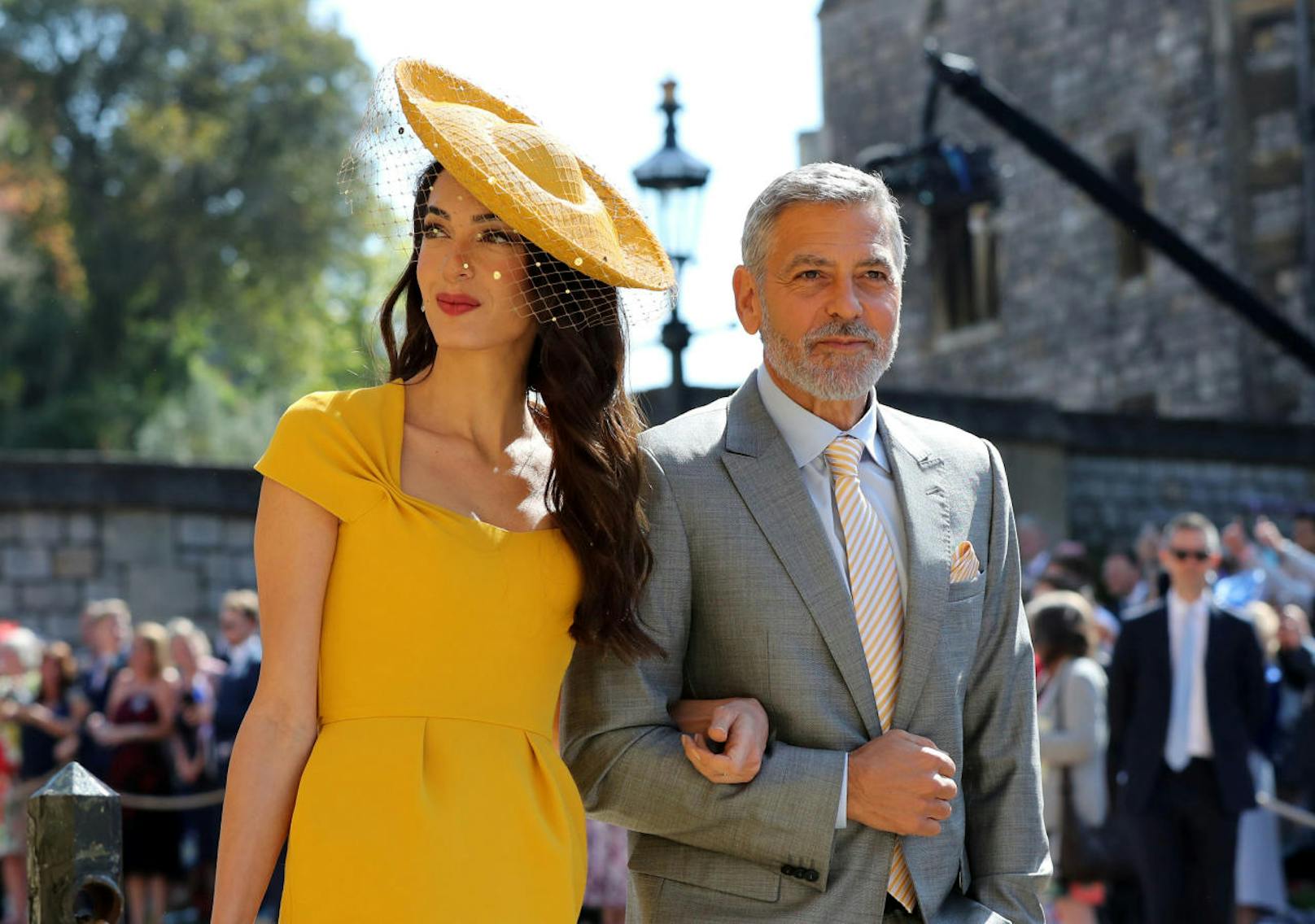 Amal Clooney und George Clooney kommen bei der St George's Chapel an (Credit: Gareth Fuller)