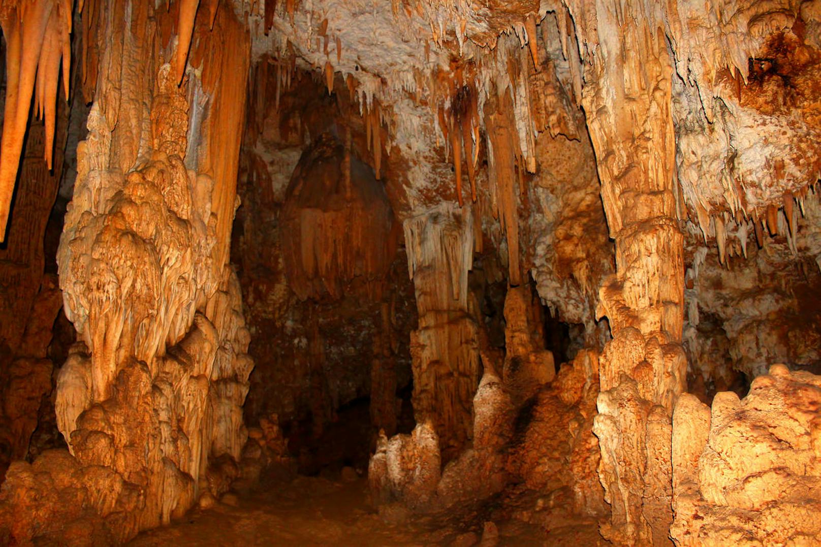 <b>Cueva Del Viento - Guajataca, Puerto Rico</b>
Eine wundervolle Höhle voller Stalaktiten sowie Stalagmiten. Umso weiter ihr in die Höhle vordringt, desto beeindruckender wird sie, da nahe des Eingangs viele Formationen beschädigt sind.