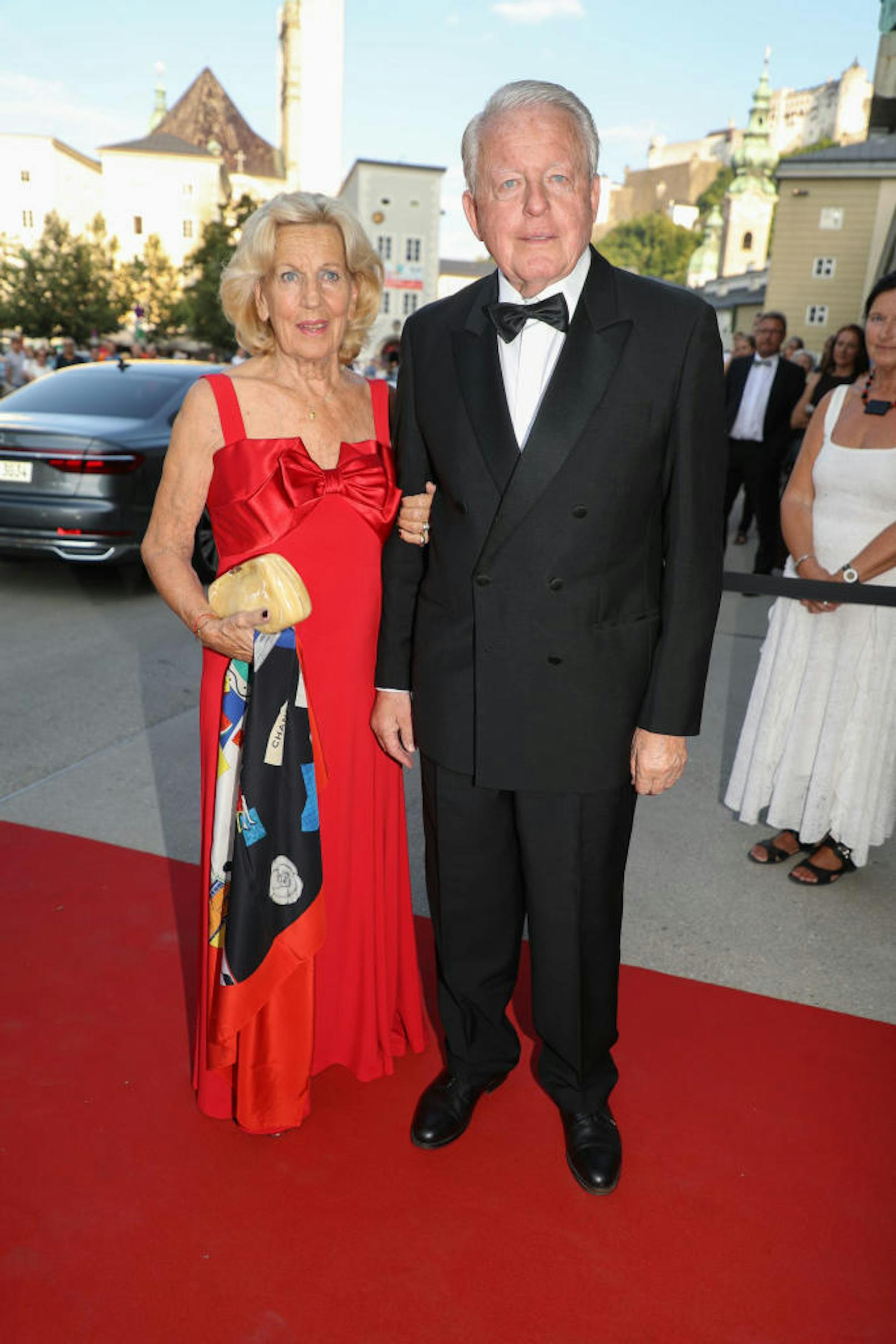Premiere der Oper Salome in der Felsenreitschule Salzburg. Im Bild der frühere Bundeskanzler Franz Vranitzky mit Ehefrau Christine.