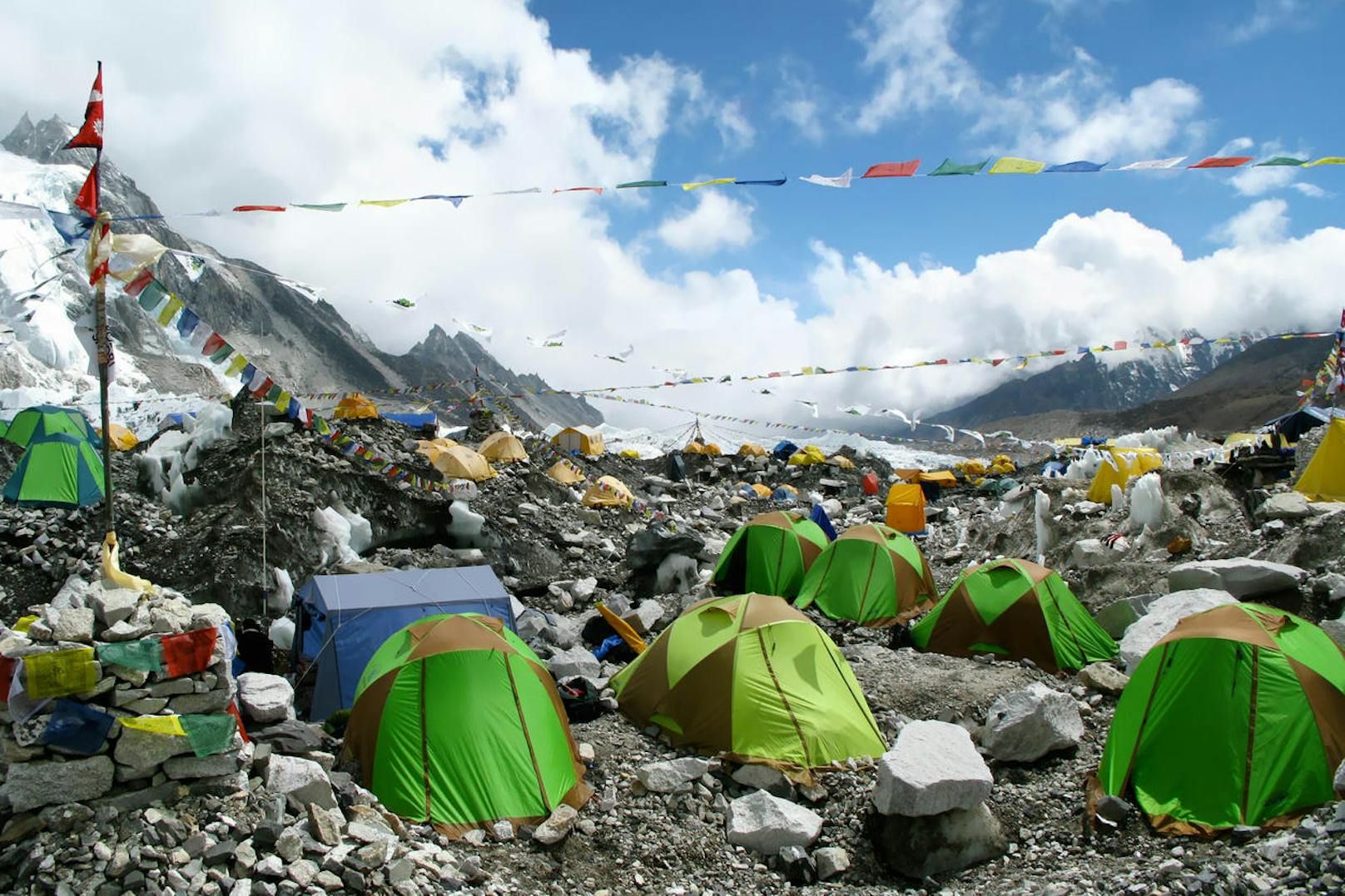 Müll und Massentourismus am Gipfel der Welt: Der <b>Mount Everest</b> wird immer mehr zum Ausflugsziel für abenteuerlustige Touristen. Das wirkt sich auch auf die Corona-Zahlen aus. (Archivbild.)