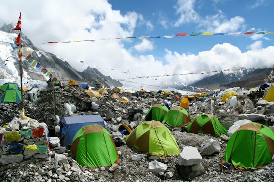 Müll und Massentourismus am Gipfel der Welt: Der Mount Everest wird immer mehr zum Ausflugsziel für abenteuerlustige Touristen. Das wirkt sich auch auf die Corona-Zahlen aus. (Archivbild.)
