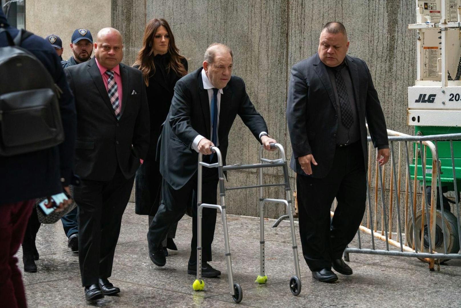 Im Prozess gegen Filmproduzent Harvey Weinstein (Mitte) gibt es einen ersten Schuldspruch. Noch ist unklar, für wie lange Weinstein hinter Gitter muss.