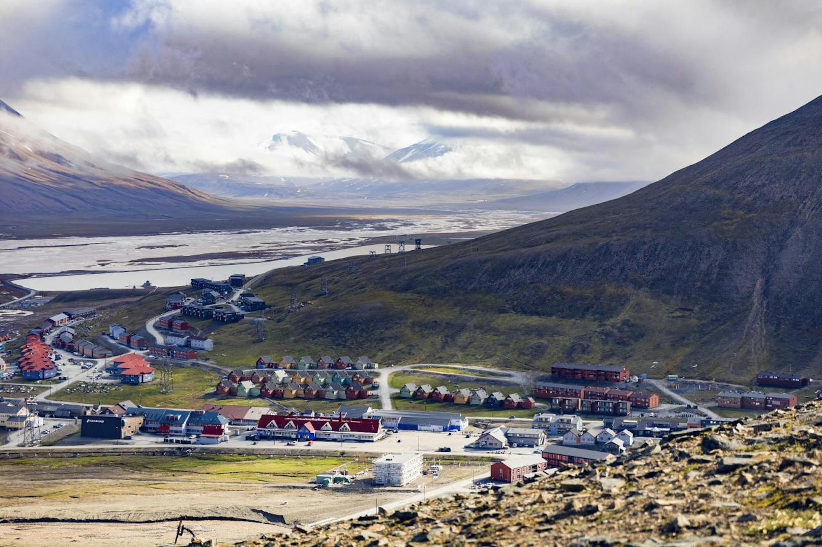 Longyearbyen ist eines der am weitesten nördlich gelegenen Dörfer der Welt - und Heimat der nördlichsten Universität.