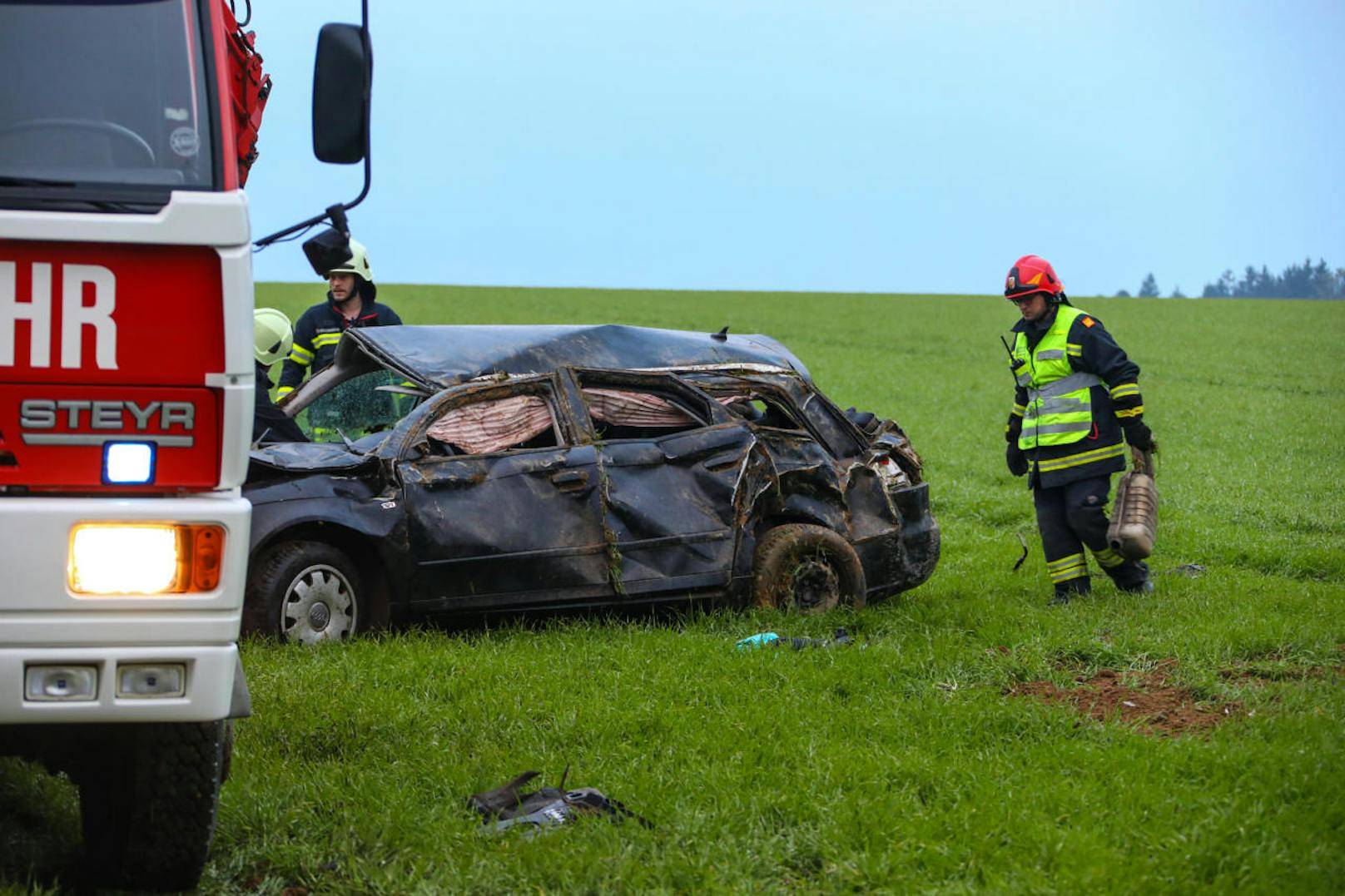 Der Wagen sprang über eine Autobahnunterführung und landete in einem angrenzenden Feld.