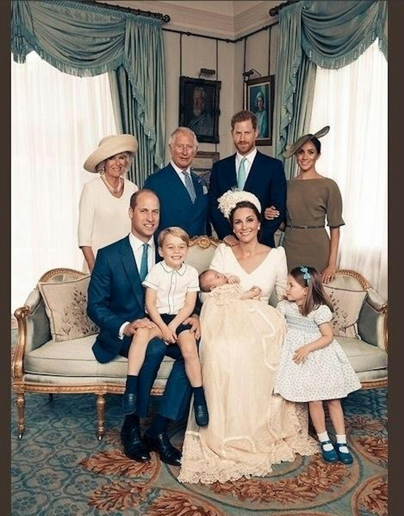 Gemeinsam mit Prinz Charles (69), Herzogin Camilla (70), Prinz Harry (33) und Herzogin Meghan (36) posieren Kate, William und ihre Kinder in einem der prunkvollen Räume im Clarence House. Alle Augen dürften bei dem Bild aber auf Charlotte und George liegen. Während der Prinz nämlich auf dem Schoss seines Vaters sitzt und breit in die Kamera grinst, schaut die kleine Prinzessin verzückt in die Richtung ihres Bruders.