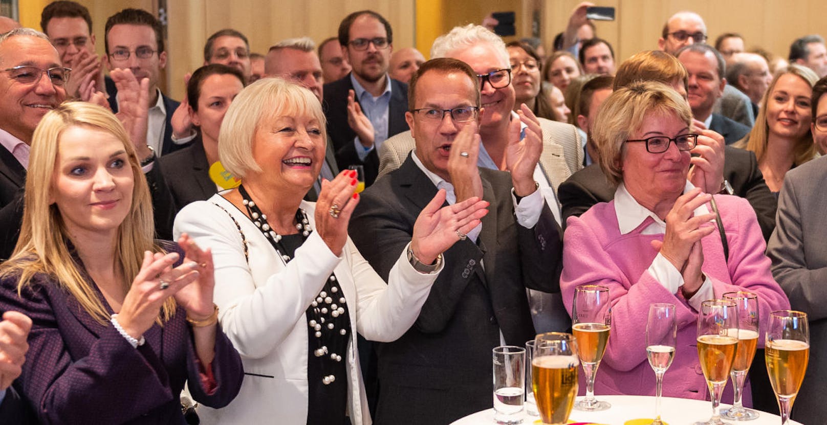 Große Freude bei der FDP: Nach dem 5,0-Prozent-Zitterergebnis von 2013 ziehen die Freien Demokraten diesmal mit einem ordentlichen Polster von mehr als zwei Prozent in den Landtag ein.