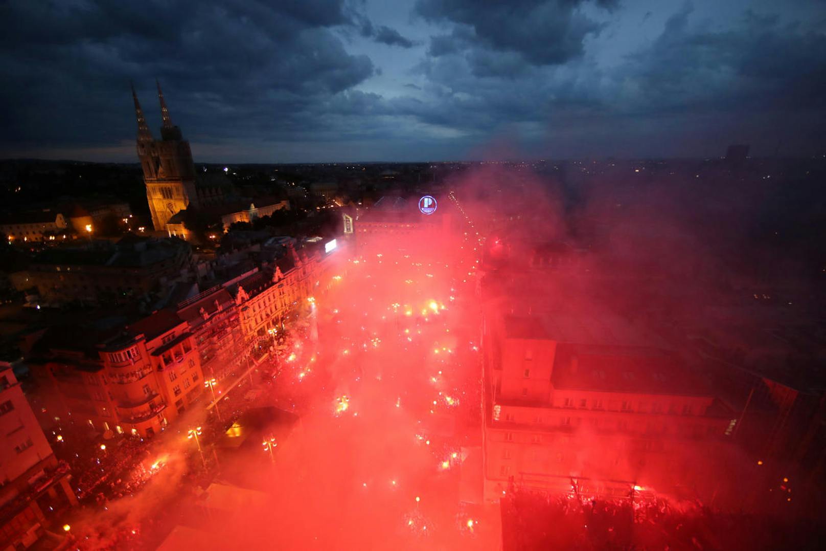 Medien berichten von 300.000 Fans, die in Zagreb die kroatische Nationalmannschaft und den Vizeweltmeister-Titel feiern.