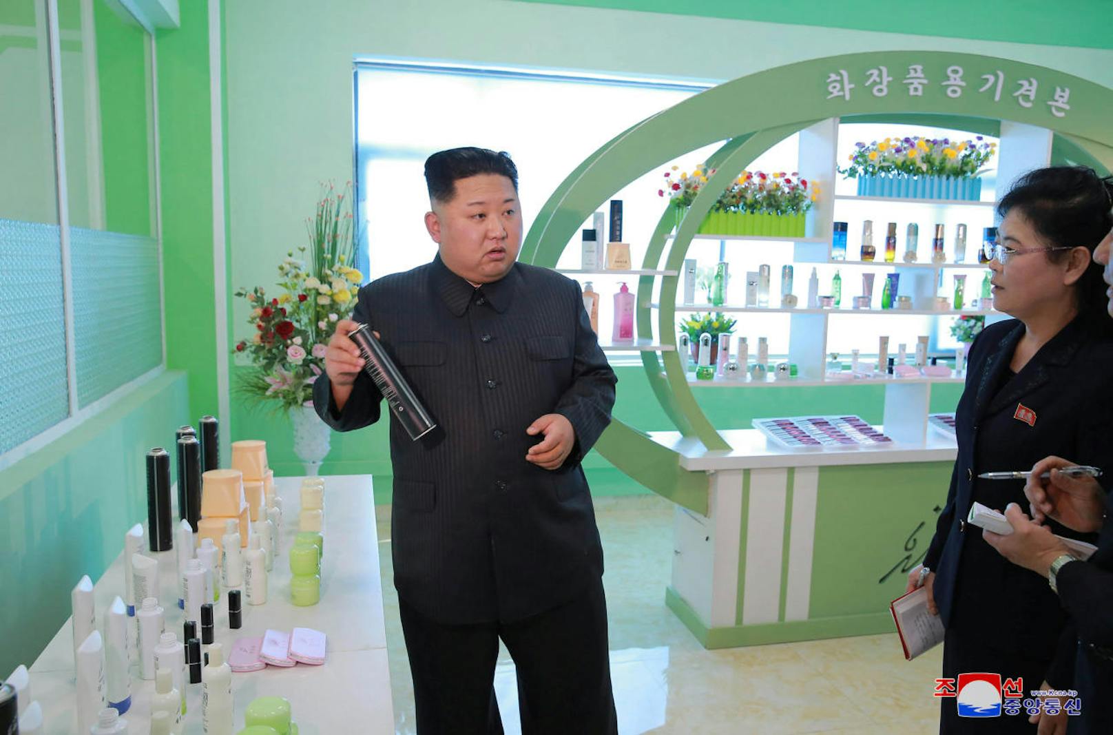 Nordkoreas Machthaber Kim Jong-un beim Besuch einer Kosmetik-Fabrik.