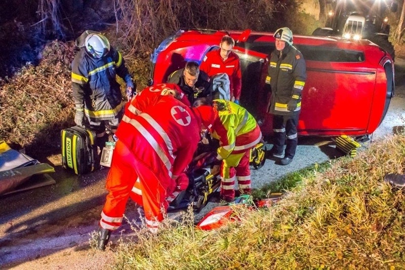 Der Verletzte wurde vom Roten Kreuz versorgt und abtransportiert.