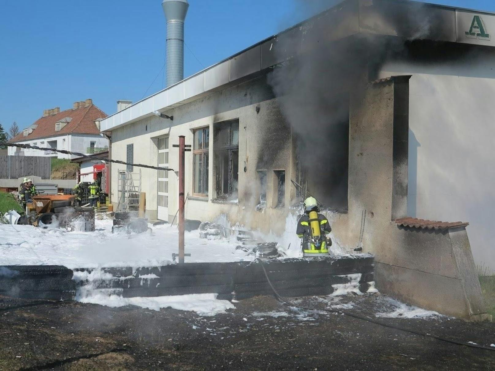 Autohaus fing Feuer in Hohenau ...