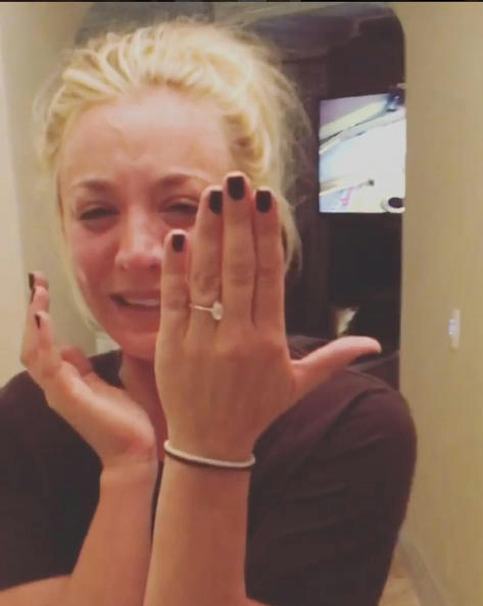 Kaley Cuoco sagte Ja - und zeigte ihren Verlobungsring unter Tränen.