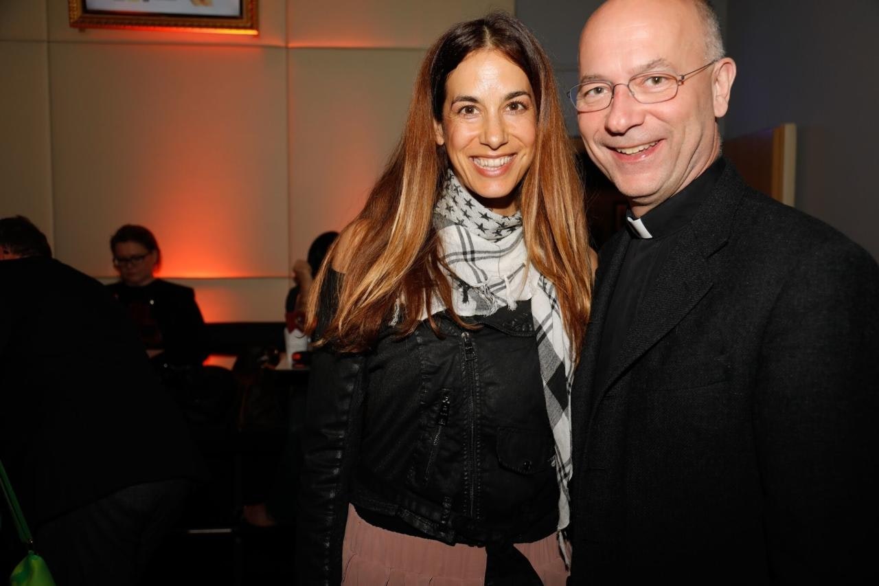 Heute.at - Dompfarrer zahlt 2.000 € für Stimme von Kabarettistin