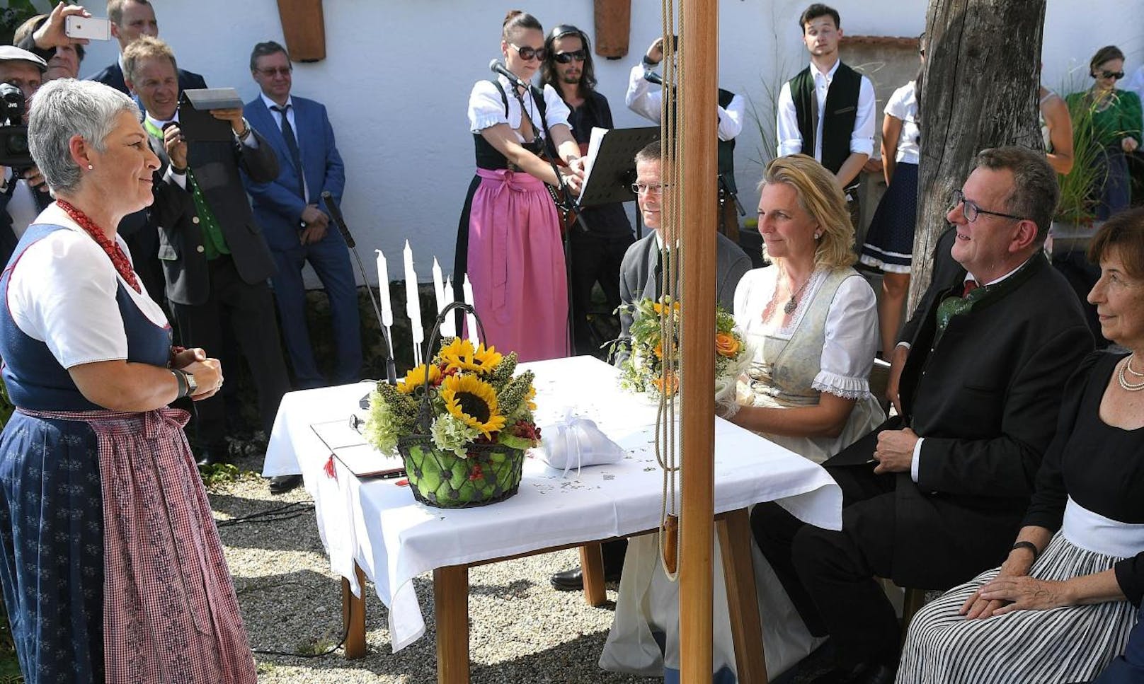 Karin Kneissl und ihr Ehemann Wolfgang Meilinger bei der Trauung.