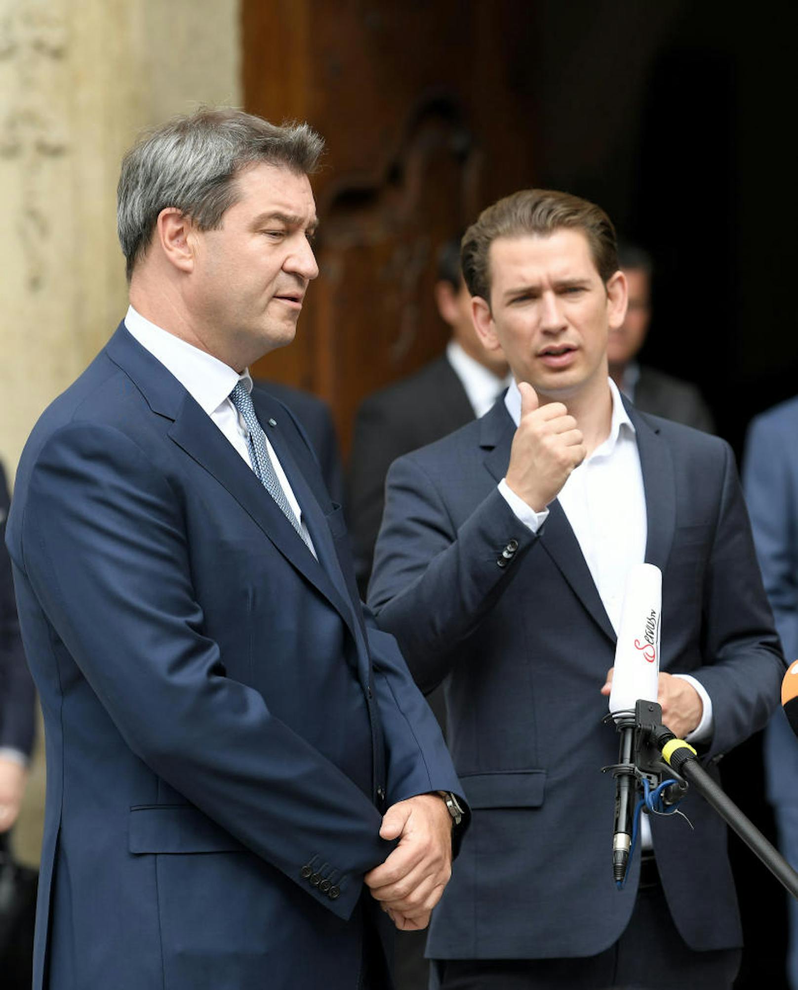 Bayerns Ministerpräsident Markus Söder (l.) und BK Sebastian Kurz (2.v.r.) m Rahmen der "Regierungskonferenz" mit der Bayrischen Landesregierung in Linz am Mittwoch, 20 Juni 2018.