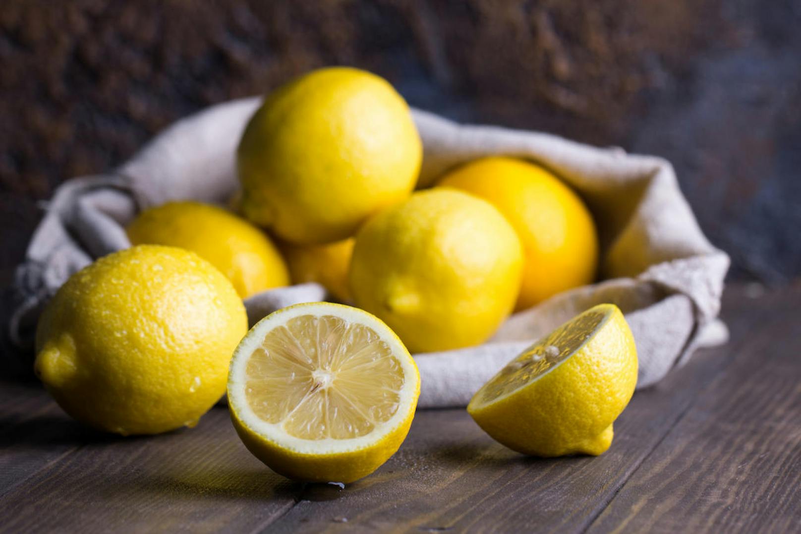 Die <b>Zitrone </b>gilt nicht umsonst als Klassiker unter den Früchten: Reich an Vitamin C, unterstützt sie das Immunsystem. Ihr Saft regt zudem die Verdauung an und hilft, den Magen-Darm-Trakt zu entgiften. Außerdem wirkt er gegen die Bildung und Vermehrung unerwünschter Bakterien im Darm.